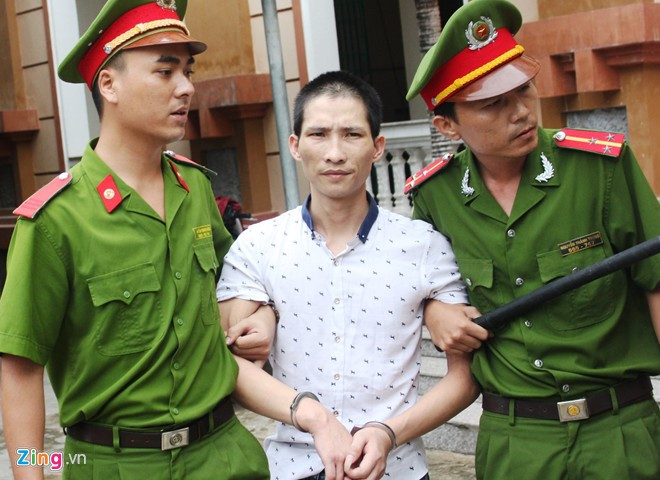 Lê Đức Đệ được lực lượng dẫn giải ra xe đặc chủng. Ảnh: P.H. Lê Đức Đệ được lực lượng dẫn giải ra xe đặc chủng. Ảnh: P.H.