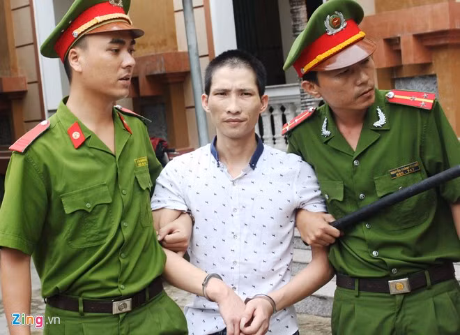 Lê Đức Đệ được lực lượng dẫn giải ra xe đặc chủng. Ảnh: P.H.