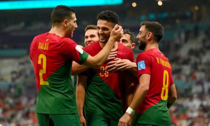 Các đồng đội chia vui với Goncalo Ramos, người lập hat-trick bàn thắng đầu tiên tại World Cup 2022. Các đồng đội chia vui với Goncalo Ramos, người lập hat-trick bàn thắng đầu tiên tại World Cup 2022.