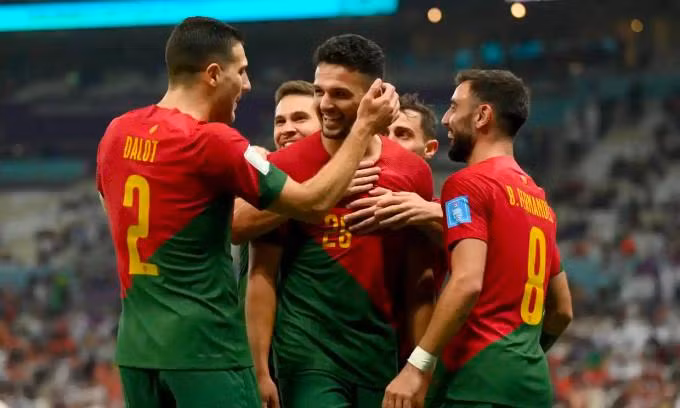 Các đồng đội chia vui với Goncalo Ramos, người lập hat-trick bàn thắng đầu tiên tại World Cup 2022.