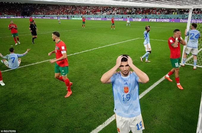Cầu thủ Tây Ban Nha ôm đầu tiếc nuối vì phải rời World Cup 2022. Cầu thủ Tây Ban Nha ôm đầu tiếc nuối vì phải rời World Cup 2022.