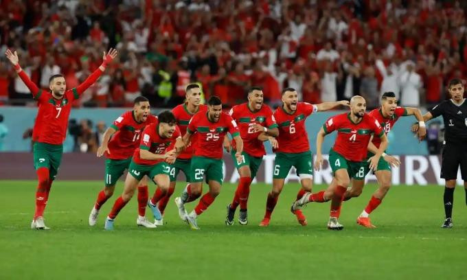 Cầu thủ Ma Rốc vui mừng với chiến tích lần đầu với tứ kết World Cup. Cầu thủ Ma Rốc vui mừng với chiến tích lần đầu với tứ kết World Cup.