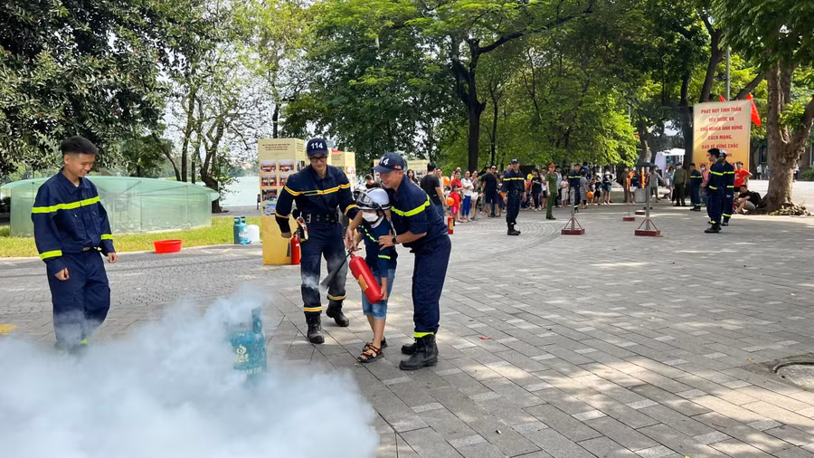 Công an quận Hoàn Kiếm trang bị kỹ năng PCCC cho học sinh.