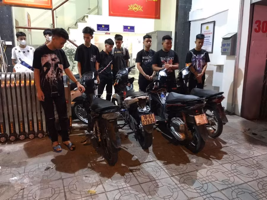 Hàng loạt thanh thiếu niên có biểu hiện đua xe bị lực lượng chức năng kiểm tra, ngăn chặn.