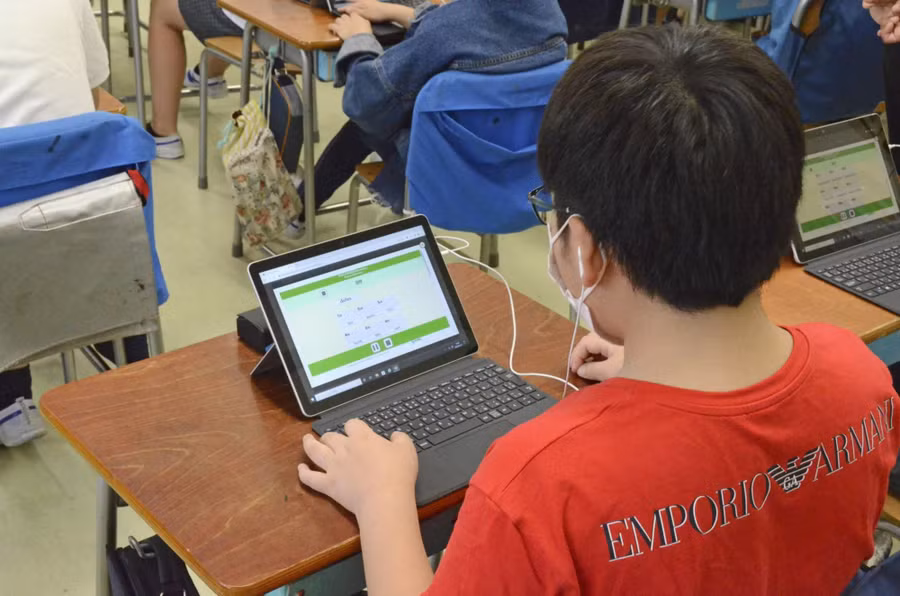 Học sinh Nhật Bản làm quen với sách giáo khoa kỹ thuật số.