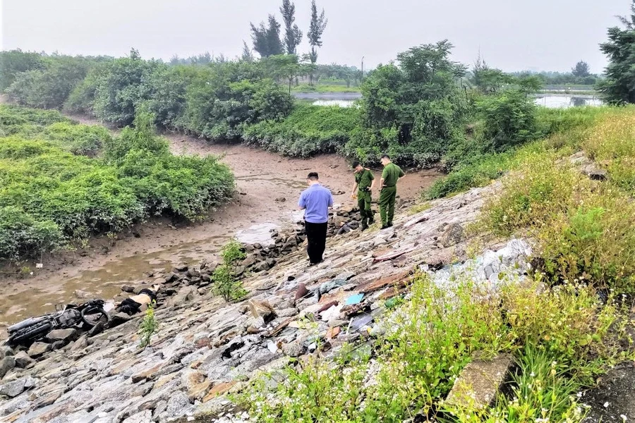 Lực lượng chức năng tiến hành khám nghiệm hiện trường phát hiện thi thể hai thanh niên. (Ảnh: CTV)