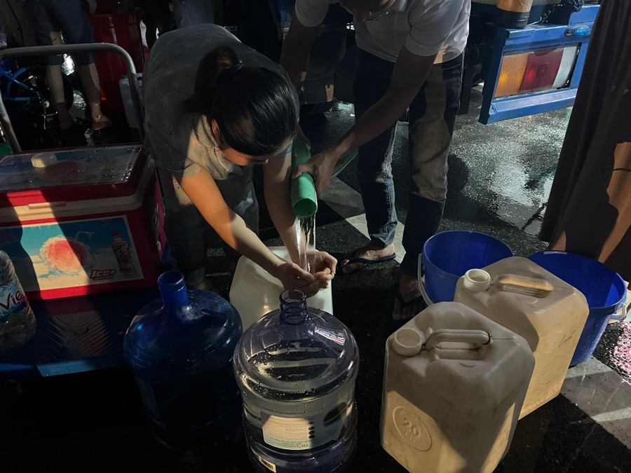 Thiếu nước sạch sinh hoạt khiến cuộc sống người dân bị đảo lộn, cơ sở kinh doanh dịch vụ bị ảnh hưởng.