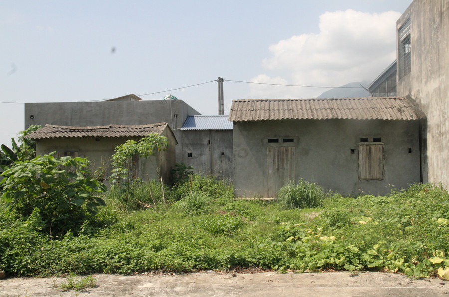 Những ngôi nhà 'tí hon' được dựng lên với mục đích hợp thức hóa để nhận tiền hỗ trợ. Những ngôi nhà 'tí hon' được dựng lên với mục đích hợp thức hóa để nhận tiền hỗ trợ.