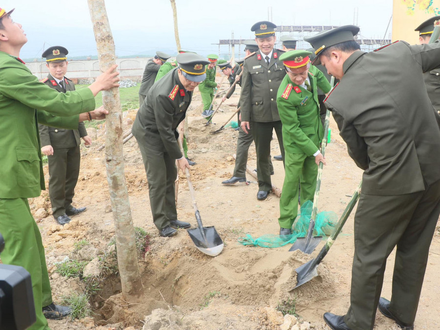 Sôi nổi hoạt động 'Tết trồng cây đời đời nhớ ơn Bác Hồ' ở Hà Tĩnh ảnh 5