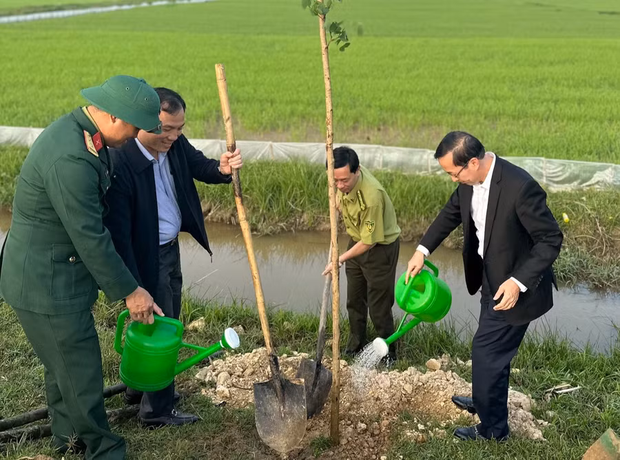 Bí thư Tỉnh ủy Hoàng Trung Dũng cùng lãnh đạo UBND tỉnh, huyện, Chi cục kiểm lâm và các đơn vị tham gia trồng cây xanh ở huyện Can Lộc (Hà Tĩnh).