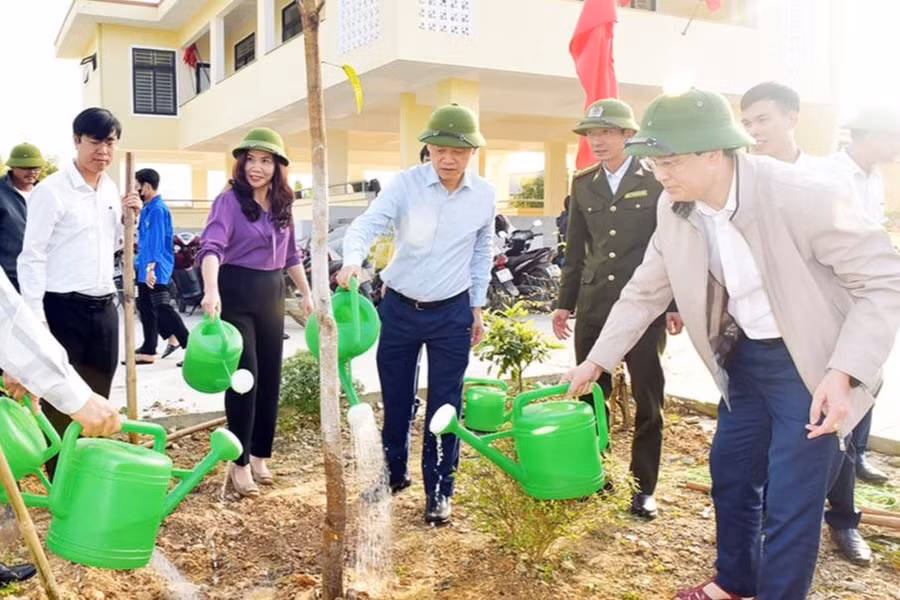 Ông Nguyễn Hồng Lĩnh - Phó Chủ tịch UBND tỉnh tham dự lễ phát động ra quân tết trồng cây tại huyện Hương Khê.