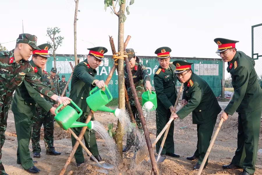 Bộ Chỉ huy Quân sự Hà Tĩnh tham gia trồng cây tại khuôn viên cơ quan.