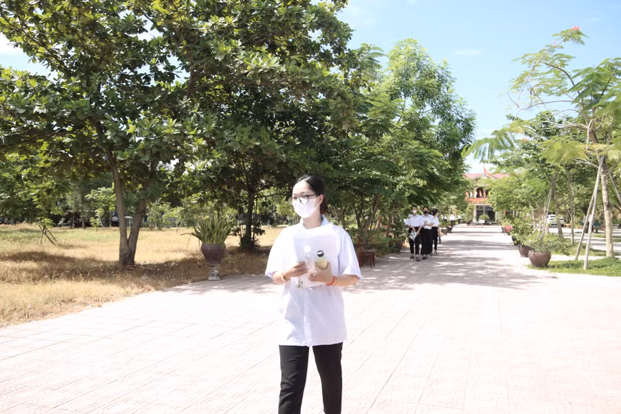 Thí sinh đầu tiên ra khỏi điểm thi Trường THCS Phú Thượng sau khi kết thúc môn Ngữ văn.