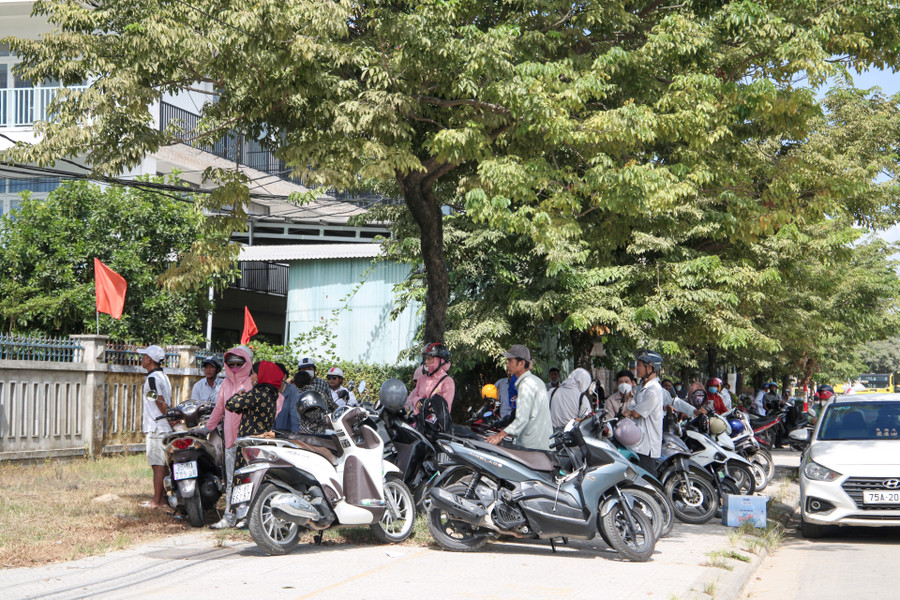 Đông đảo phụ huynh đứng trước điểm thi chờ các thí sinh.