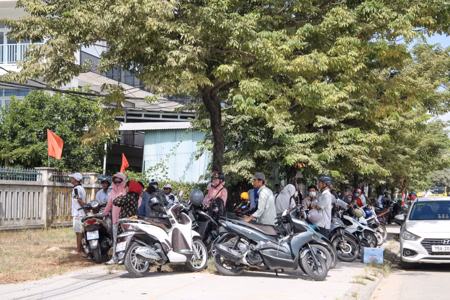 Đông đảo phụ huynh đứng trước điểm thi chờ các thí sinh.