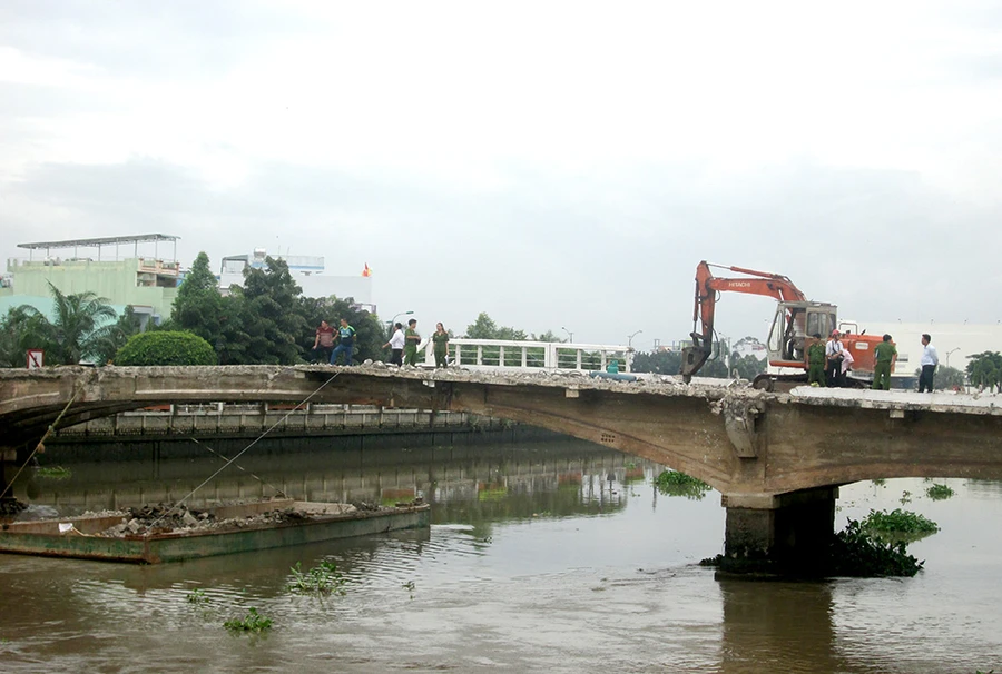 Tháo dỡ cầu 100 tuổi, 1 công nhân rơi xuống sông mất tích