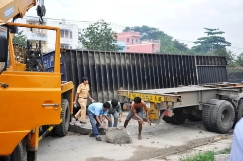 Container lật nhào trên quốc lộ, nhiều người hoảng hốt tháo chạy