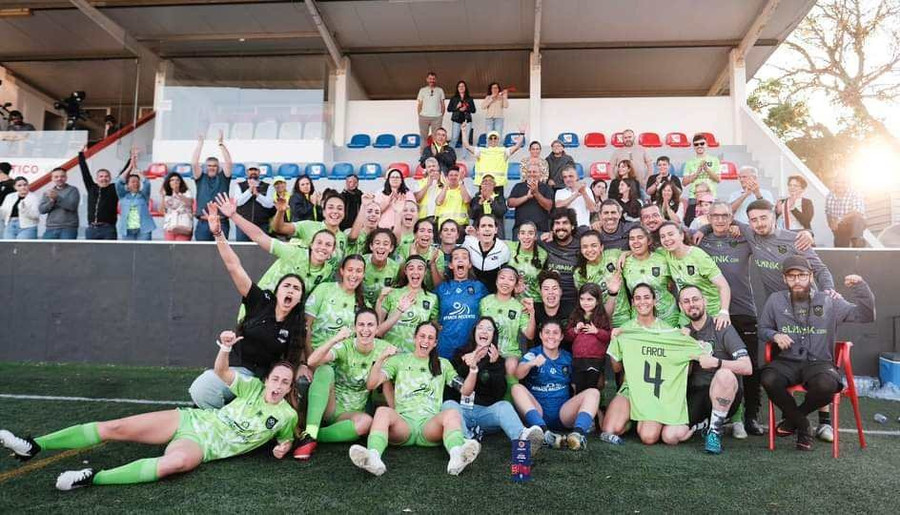 Niềm vui của các cầu thủ Lank FC khi đoạt được suất play-off trụ hạng. Niềm vui của các cầu thủ Lank FC khi đoạt được suất play-off trụ hạng.