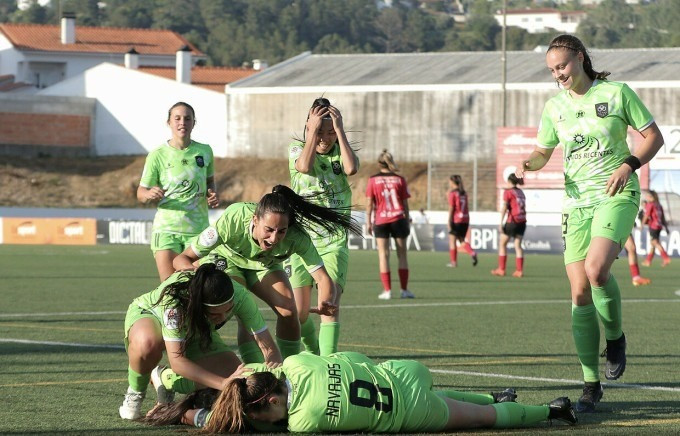 Huỳnh Như và đồng đội ăn mừng cuồng nhiệt khi Lank FC thắng vòng cuối, thắp sáng hy vọng trụ hạng. Huỳnh Như và đồng đội ăn mừng cuồng nhiệt khi Lank FC thắng vòng cuối, thắp sáng hy vọng trụ hạng.