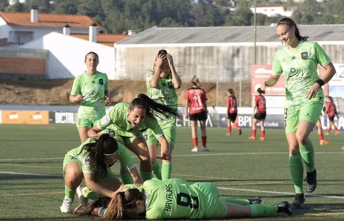 Huỳnh Như và đồng đội ăn mừng cuồng nhiệt khi Lank FC thắng vòng cuối, thắp sáng hy vọng trụ hạng.