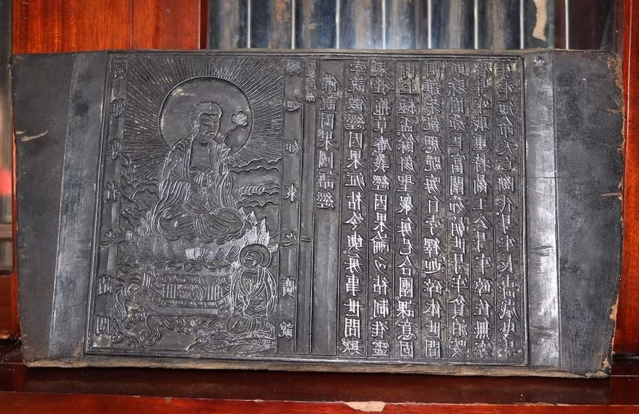 Một trong 107 mộc bản ván khắc chùa Dâu.