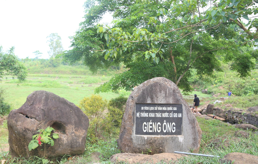 Giếng Ông và giếng Bà thường được người dân khai thác, sử dụng, vừa sinh hoạt vừa phục vụ sản xuất. Giếng Ông và giếng Bà thường được người dân khai thác, sử dụng, vừa sinh hoạt vừa phục vụ sản xuất.