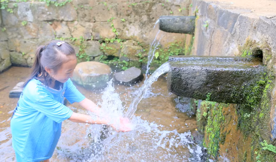Giếng Máng ở thôn Long Sơn có kiến trúc 2 máng nước chảy ra, bên trên là bể lắng, bên dưới máng để sử dụng.