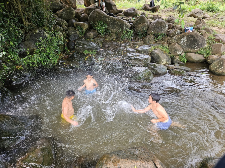 Cạnh giếng Gai có bóng cây lớn, cũng là nơi để học sinh đến vui đùa, học tập. Cạnh giếng Gai có bóng cây lớn, cũng là nơi để học sinh đến vui đùa, học tập.