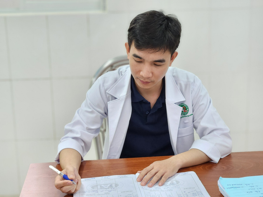 Bác sĩ tăng cường Phan Trung Nguyên xem hồ sơ bệnh án của bệnh nhân chạy thận tại Trung tâm Y tế huyện Cần Giờ. Bác sĩ tăng cường Phan Trung Nguyên xem hồ sơ bệnh án của bệnh nhân chạy thận tại Trung tâm Y tế huyện Cần Giờ.