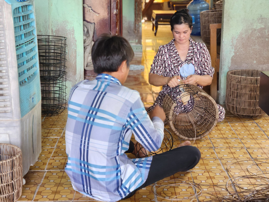 Tuy sức khỏe yếu nhưng bệnh nhân chạy thận vẫn luôn cố gắng lao động, kiếm sống. Tuy sức khỏe yếu nhưng bệnh nhân chạy thận vẫn luôn cố gắng lao động, kiếm sống.