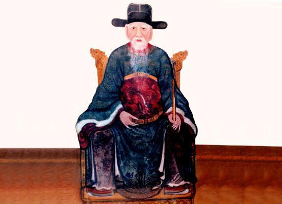 Theo gia phả, Nguyễn Quỳnh Cư là huyền tôn (thế hệ thứ 4) của anh hùng Nguyễn Trãi. Theo gia phả, Nguyễn Quỳnh Cư là huyền tôn (thế hệ thứ 4) của anh hùng Nguyễn Trãi.