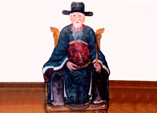 Theo gia phả, Nguyễn Quỳnh Cư là huyền tôn (thế hệ thứ 4) của anh hùng Nguyễn Trãi.