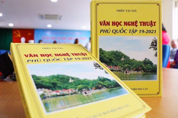 Một trong những ấn phẩm của CLB Văn nghệ sĩ Xứ Đoài.