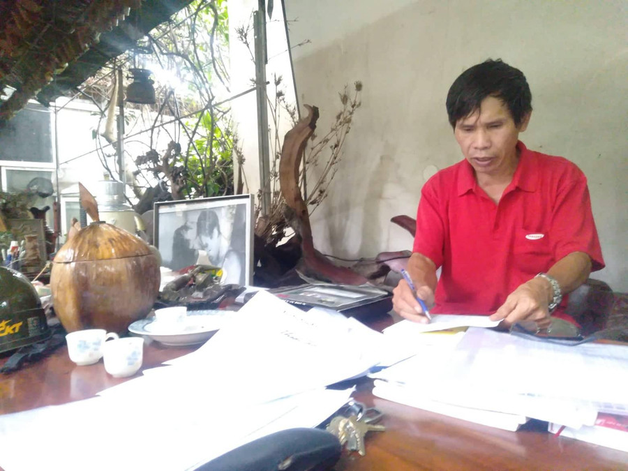 Ông Đào Hà với những trang bản thảo của văn nghệ sĩ Xứ Đoài. Ông Đào Hà với những trang bản thảo của văn nghệ sĩ Xứ Đoài.