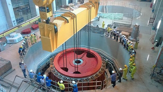 Tác phẩm “Lắp thiết bị tổ máy số 3 thủy điện Lai Châu” của Nghệ sĩ nhiếp ảnh Tất Lộc.