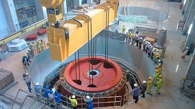 Tác phẩm “Lắp thiết bị tổ máy số 3 thủy điện Lai Châu” của Nghệ sĩ nhiếp ảnh Tất Lộc.