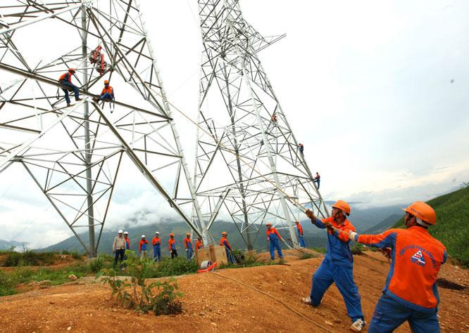 Tác phẩm “Thi công tuyến đường dây 500kV mạch 3 Dốc Sỏi” (Quảng Ngãi) của Nghệ sĩ nhiếp ảnh Tất Lộc.