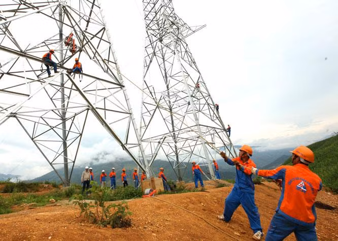 Tác phẩm “Thi công tuyến đường dây 500kV mạch 3 Dốc Sỏi” (Quảng Ngãi) của Nghệ sĩ nhiếp ảnh Tất Lộc.