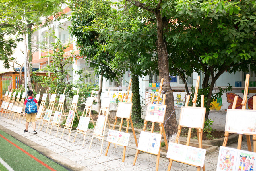 Tranh của học sinh Alfred Nobel school được trưng bày trong lễ khai giảng năm học 2023 - 2024. Ảnh: Mỹ Hạnh Tranh của học sinh Alfred Nobel school được trưng bày trong lễ khai giảng năm học 2023 - 2024. Ảnh: Mỹ Hạnh