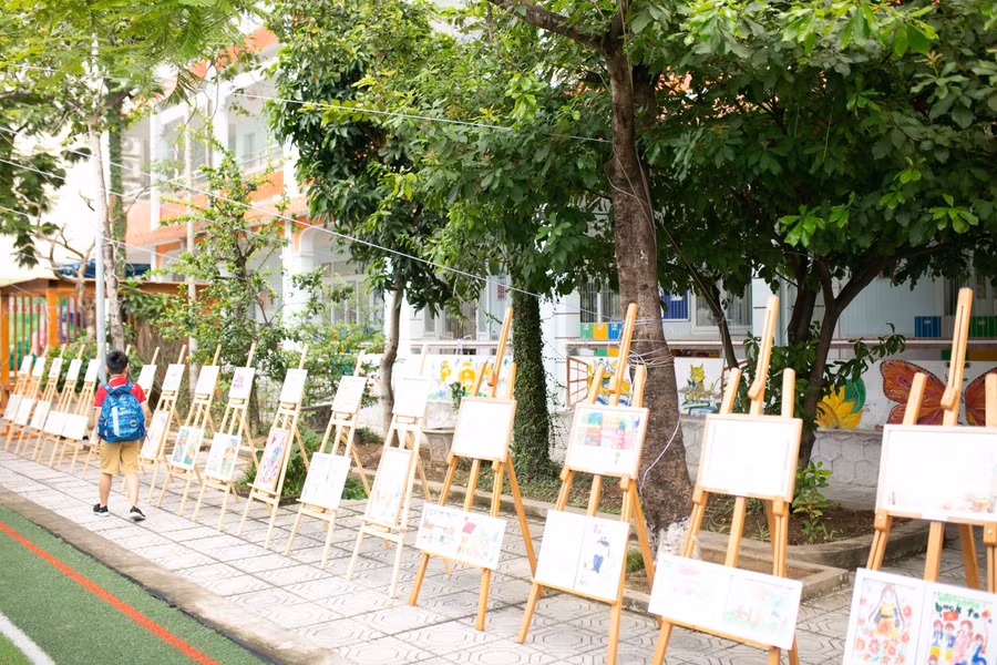 Tranh của học sinh Alfred Nobel school được trưng bày trong lễ khai giảng năm học 2023 - 2024. Ảnh: Mỹ Hạnh