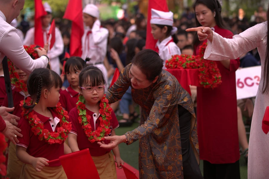 Học sinh lớp 1 Alfred Nobel shool được hân hoan chào đón trong ngày khai giảng năm học 2023 - 2024. Ảnh: Mỹ Hạnh