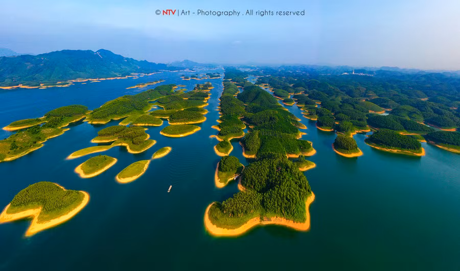 Bức ảnh 'Đảo xanh hồ Thác' của nhiếp ảnh gia Nguyễn Tuấn Vũ.
