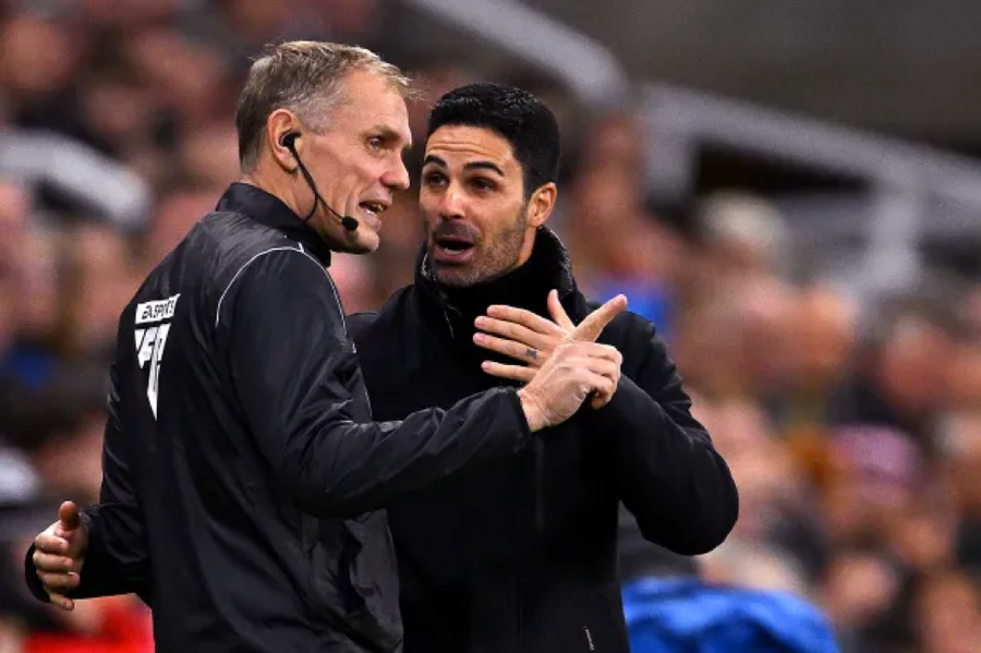 HLV Mikel Arteta thoát án phạt sau phát biểu chỉ trích thậm tệ trọng tài. HLV Mikel Arteta thoát án phạt sau phát biểu chỉ trích thậm tệ trọng tài.