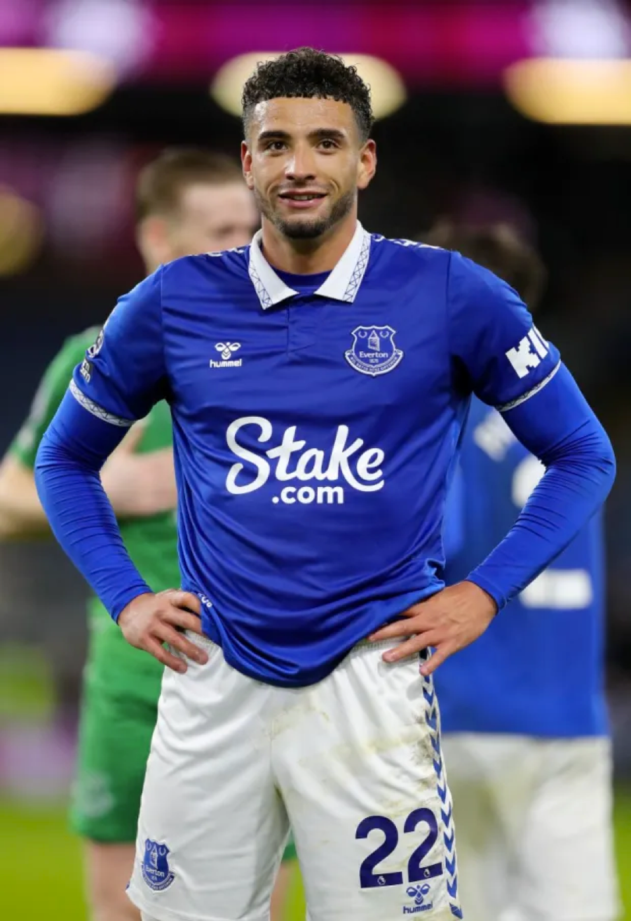 Godfrey mới chỉ 3 lần ra sân trong màu áo Everton mùa này.