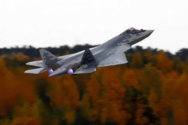 Dassault Rafale máy bay có chiều dài 15m, tốc độ tối đa 2,2 km/h và tầm bay là 3,7 km.
