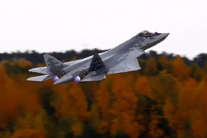 Dassault Rafale máy bay có chiều dài 15m, tốc độ tối đa 2,2 km/h và tầm bay là 3,7 km.