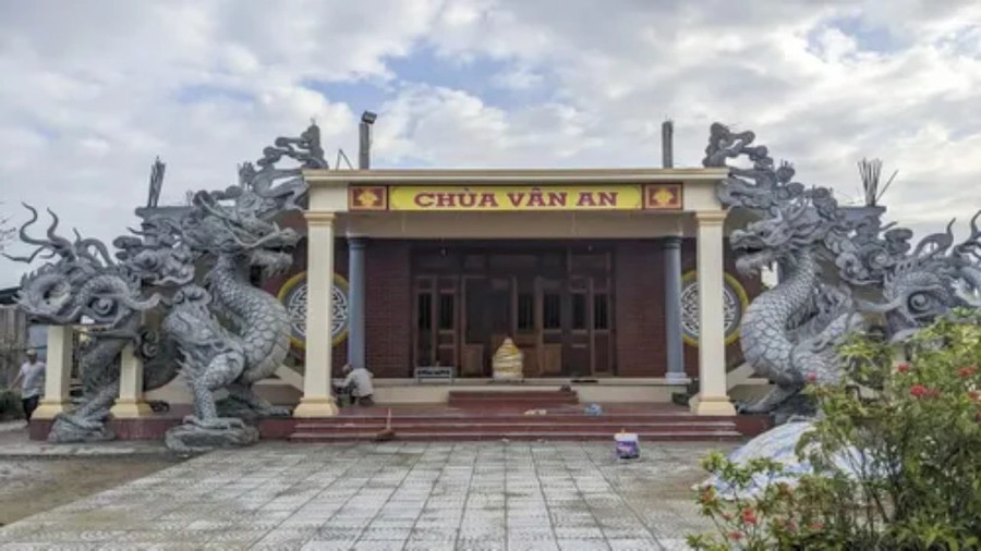 Đôi rồng chùa Vân An cơ bản hoàn thiện, thu hút nhiều người đến chiêm ngưỡng.