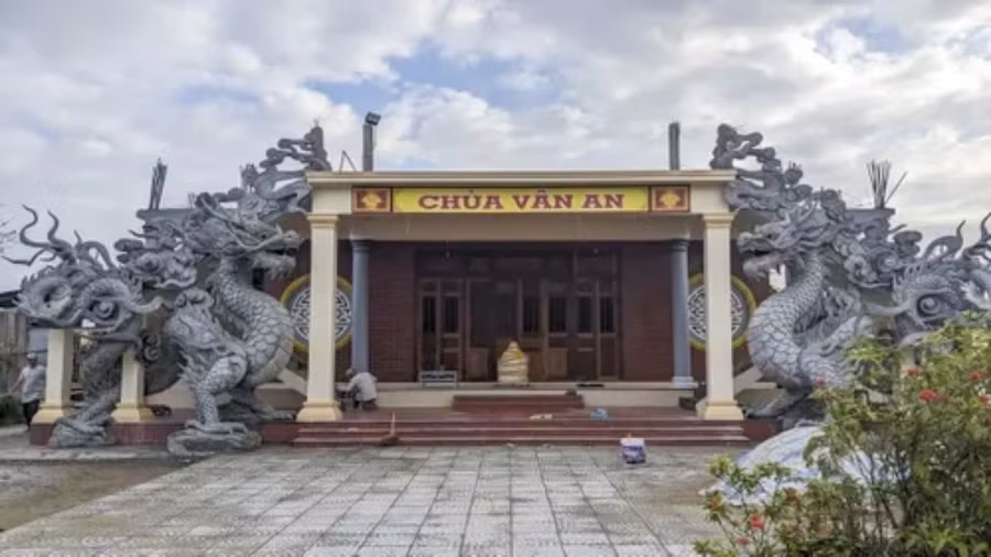 Đôi rồng chùa Vân An cơ bản hoàn thiện, thu hút nhiều người đến chiêm ngưỡng.