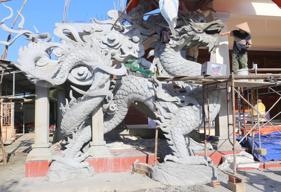 Tạo hình rồng sắc sảo, uốn lượn rất sống động là kết quả làm việc của nhóm thợ Đinh Văn Tâm gần 3 tháng qua.