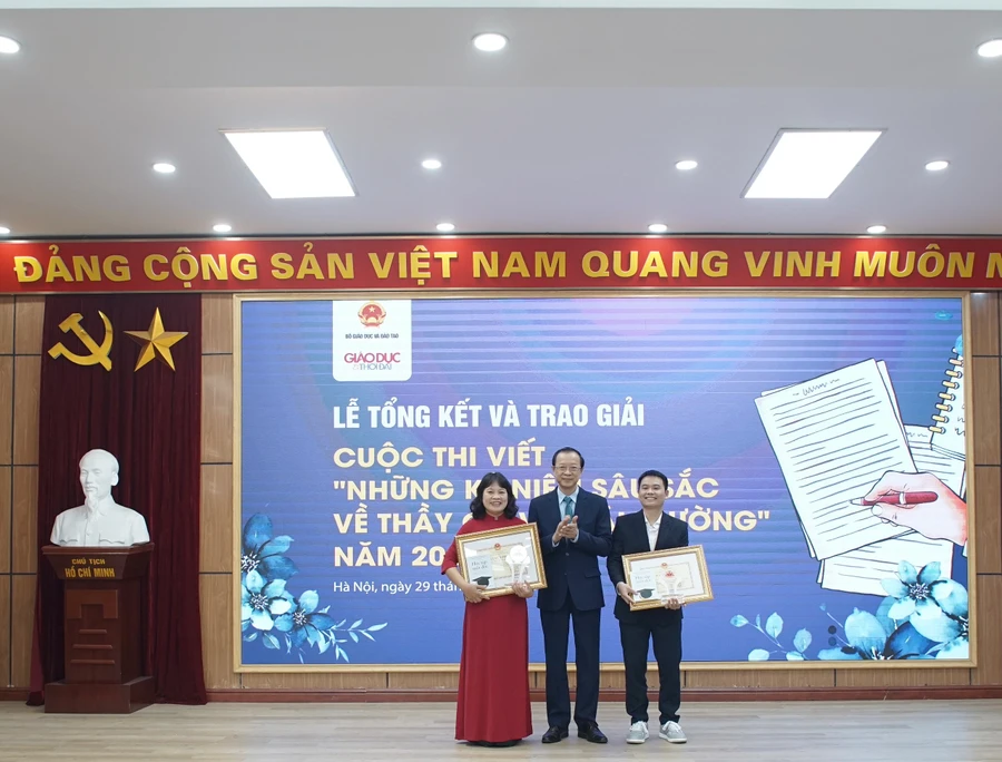 Thứ trưởng Bộ GD&ĐT Phạm Ngọc Thưởng trao giải cho các tác giả có tác phẩm đoạt giải Nhất Cuộc thi 'Những kỷ niệm sâu sắc về thầy cô và mái trường' năm 2023 do Bộ GD&ĐT tổ chức và phân công Báo Giáo dục và Thời đại là đơn vị thường trực thực hiện.